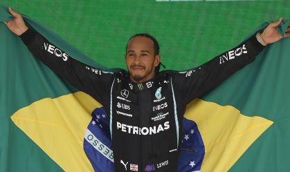 Hamilton planeja continuar correndo além do fim do atual contrato com a Mercedes