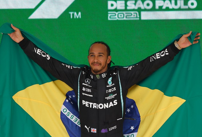 Lewis Hamilton comemora vitória no Grande Prêmio de Interlagos / RODOLFO BUHRER/FOTOARENA/ESTADÃO CONTEÚDO