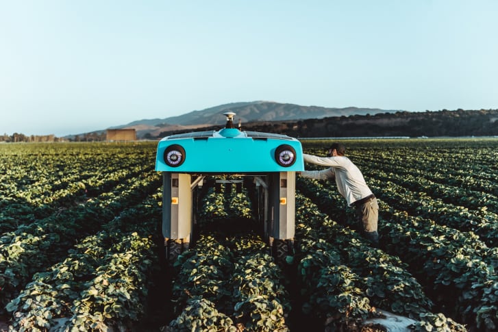 X Mineral Rover, um rover autônomo de quatro rodas do tamanho de um pequeno carro que usa inteligência artificial para ajudar os agricultores a maximizar o rendimento das colheitas e reduzir o impacto ecológico / Foto: Cortesia de CEANIX/BIG-Bjarke Ingels Group/Smithsonian
