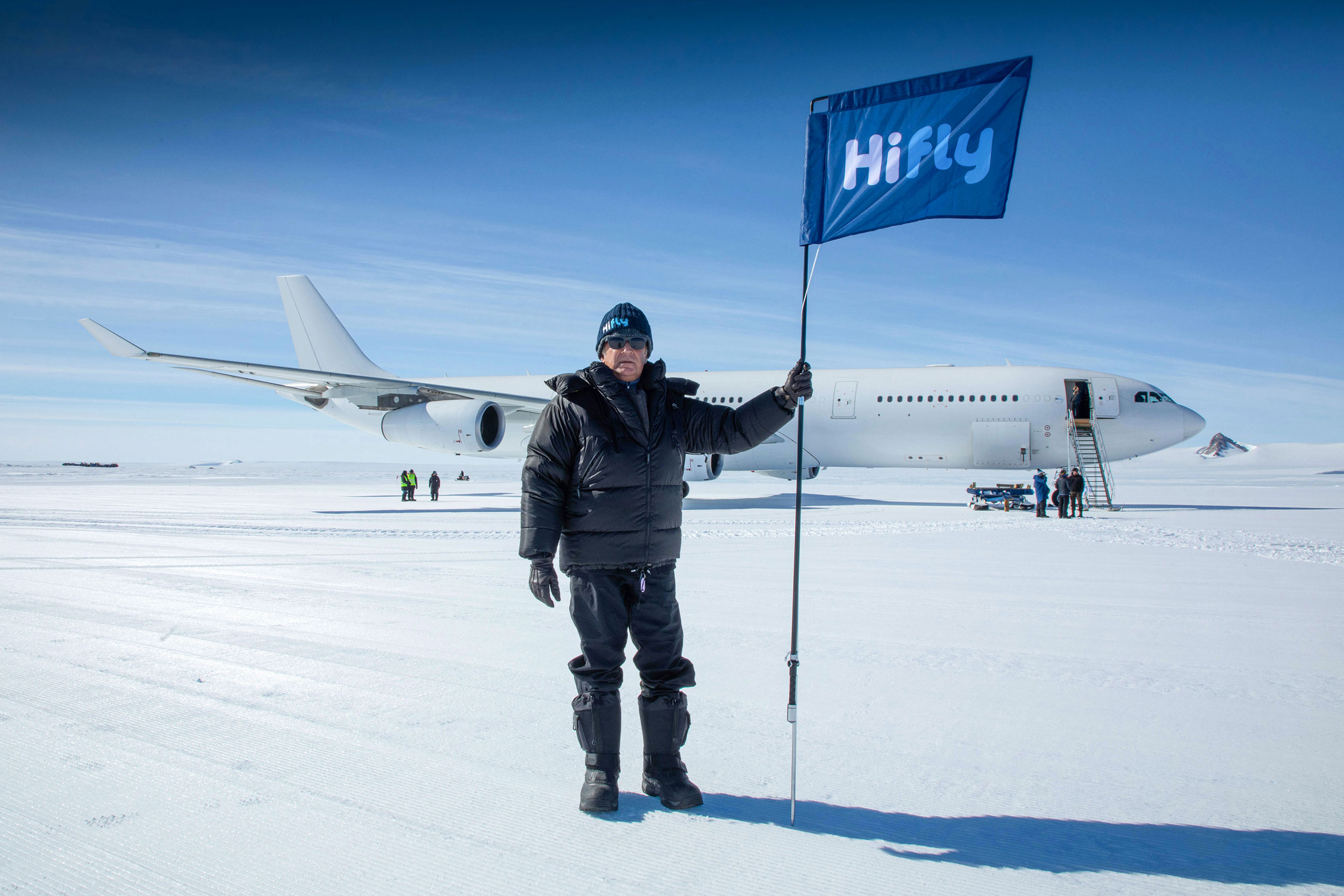 Capitão Carlos Mirpuri coloca seus pés na Antártica. / Marc Bow/Hi Fly