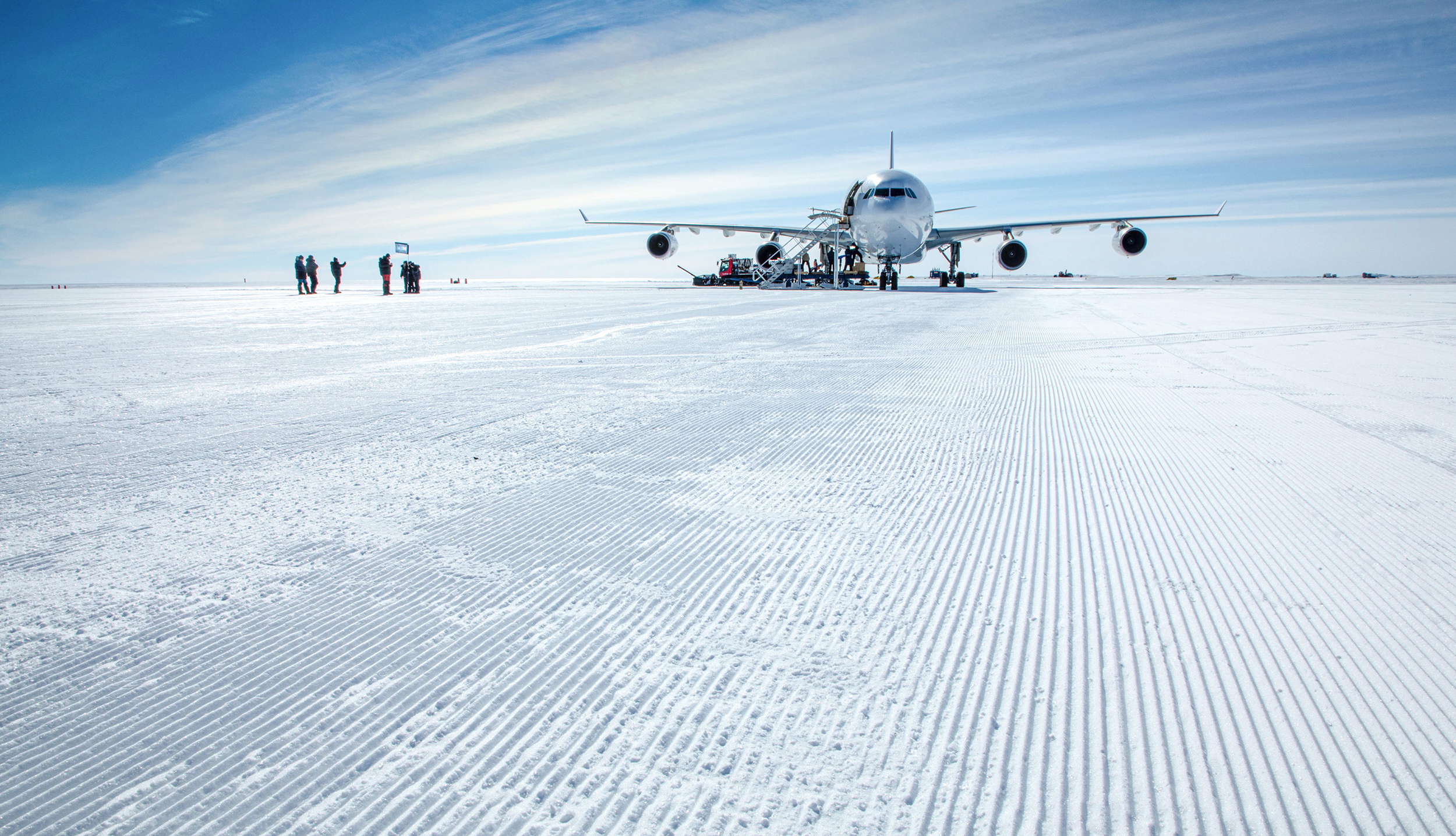 Hi Fly 801 na pista de gelo, na Antártica. / Marc Bow/Hi Fly
