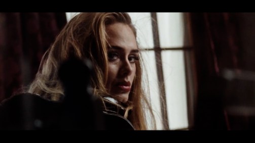 Adele no clipe de "Easy On Me"