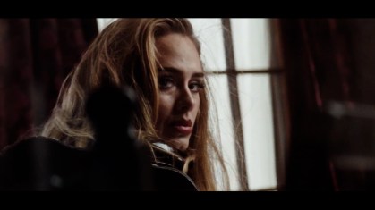 Adele no clipe de "Easy On Me"