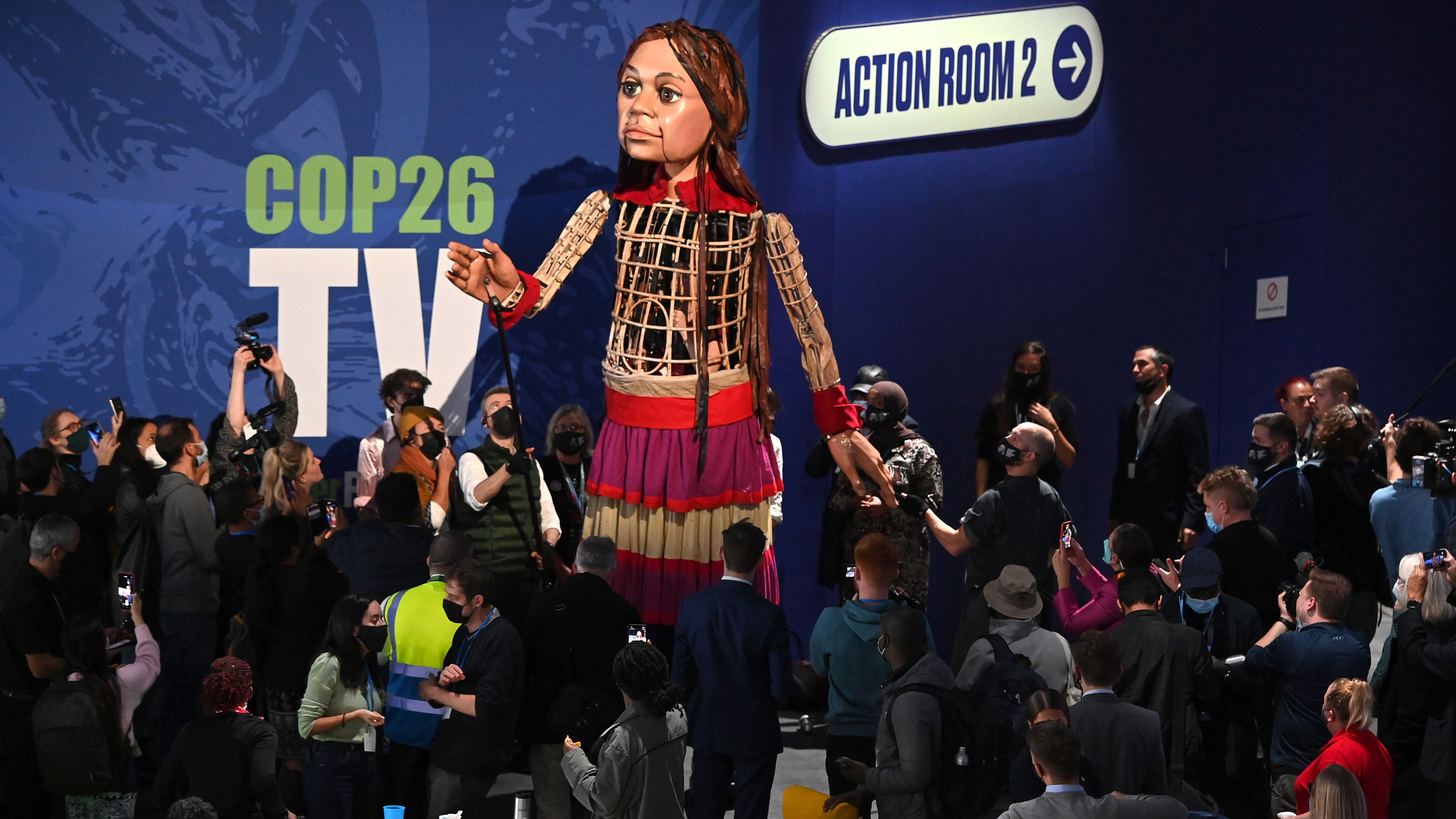 Pequena Amal, um fantoche gigante que representa uma garota refugiada síria / eff J Mitchell/Getty Images
