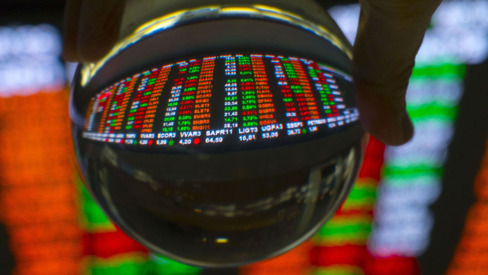 Ibovespa encerra semana no menor nível desde janeiro com IPCA-15 acima do esperado