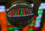 Ibovespa sobe mais de 3%; dólar cai abaixo de R$ 5 pela 1ª vez desde fevereiro