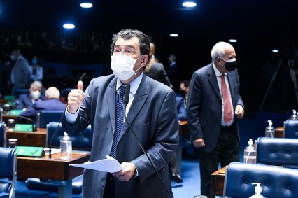 Eduardo Braga (MDB-AM), autor da PEC da Renda Básica