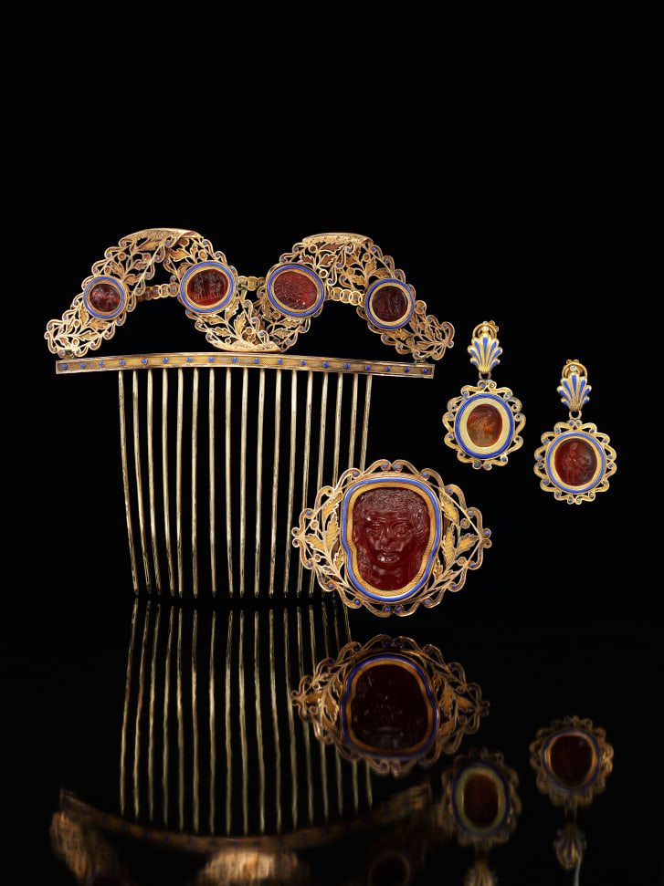 Uma das tiaras está sendo oferecida ao lado de brincos combinando, um enfeite de cinto e um pente / Sotheby's