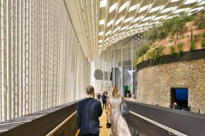 O pavilhão da Itália apresenta uma fachada de cordas náuticas, feita com 2 milhões de garrafas de plástico recicladas / Michele Nastasi