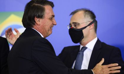 Bolsonaro cita "terrivelmente evangélico" e parabeniza Mendonça no STF