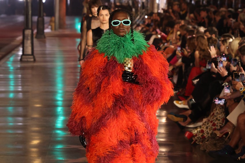 Modelo Jodie Turner-Smith na passarela da Gucci Love Parade / Taylor Hill/WireImage
