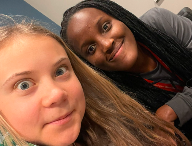 As ativistas pelo clima Greta Thunberg e Vanessa Nakate nos bastidores da COP26 / Foto: Twitter/Vanessa Nakate