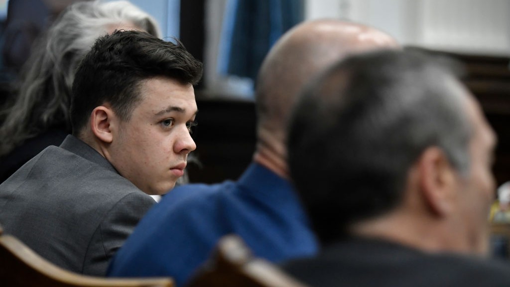 Kyle Rittenhouse foi julgado no Tribunal do Condado de Kenosha, no estado de Wisconsin. Acusado de atirar em três e matar dois manifestantes que participavam de protesto contra o racismo, ele foi absolvido