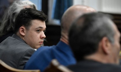 Kyle Rittenhouse foi julgado no Tribunal do Condado de Kenosha, no estado de Wisconsin. Acusado de atirar em três e matar dois manifestantes que participavam de protesto contra o racismo, ele foi absolvido