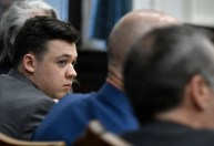 Júri absolve jovem que matou dois homens a tiros em protesto racial nos EUA