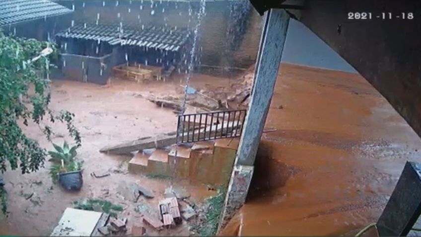 Onda de lama derruba muro e invade casa em Goiás (23.nov.2021) / CNN / Reprodução