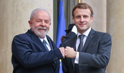 Lula foi recebido por presidente da França no Palácio do Eliseu, em Paris, em 2021