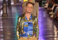 Macaulay Culkin aparece de surpresa em desfile da Gucci em Hollywood