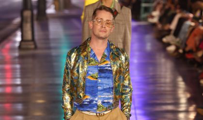 Macaulay Culkin aparece de surpresa em desfile da Gucci em Hollywood