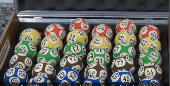 Maleta com bolas de sorteio da Loterias Caixa