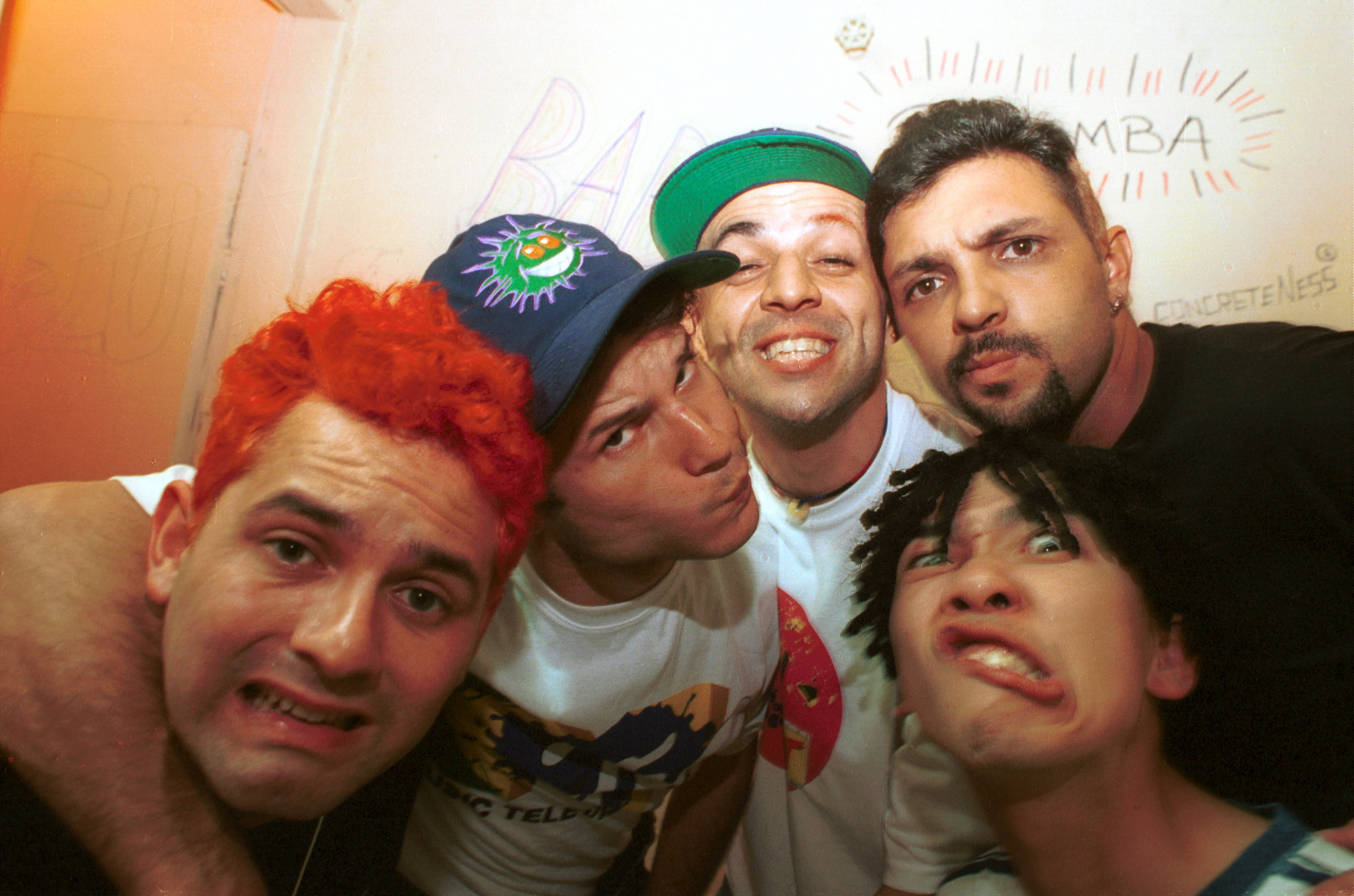 Brasil, cidade desconhecida. 29/09/1995. Os integrantes da banda Mamonas Assassinas (e/d), Júlio Rasec (tecladista), Dinho (vocalista), Samuel Reoli (baixista), Bento Hinoto (guitarrista) e Sérgio Reoli (baterista) / FERNANDO SAMPAIO/ESTADÃO CONTEÚDO/AE