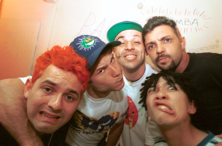 Brasil, cidade desconhecida. 29/09/1995. Os integrantes da banda Mamonas Assassinas (e/d), Júlio Rasec (tecladista), Dinho (vocalista), Samuel Reoli (baixista), Bento Hinoto (guitarrista) e Sérgio Reoli (baterista) / FERNANDO SAMPAIO/ESTADÃO CONTEÚDO/AE