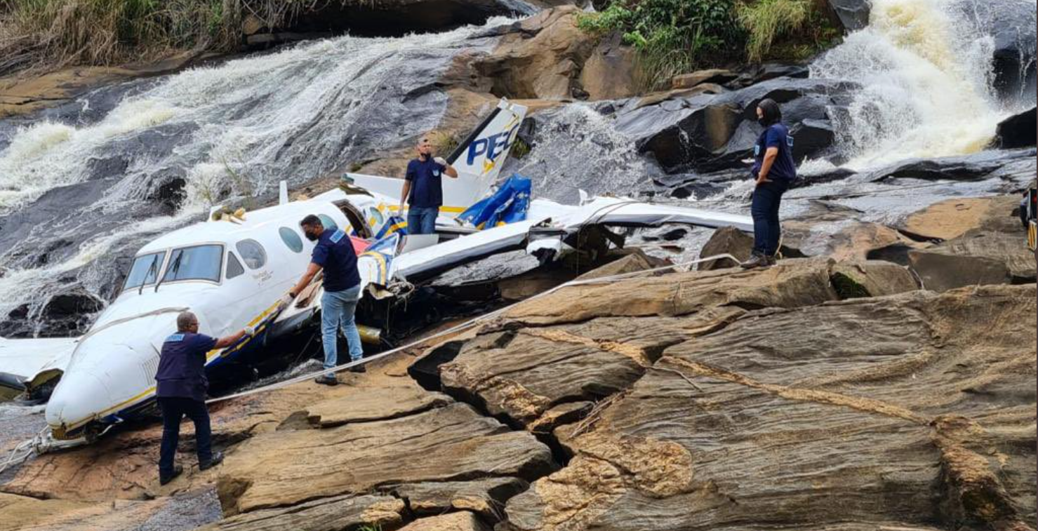 Investigadores da FAB estão no local do acidente aéreo na manhã deste sábado (6)