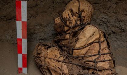 Múmia de pelo menos 800 anos é encontrada por arqueólogos no Peru