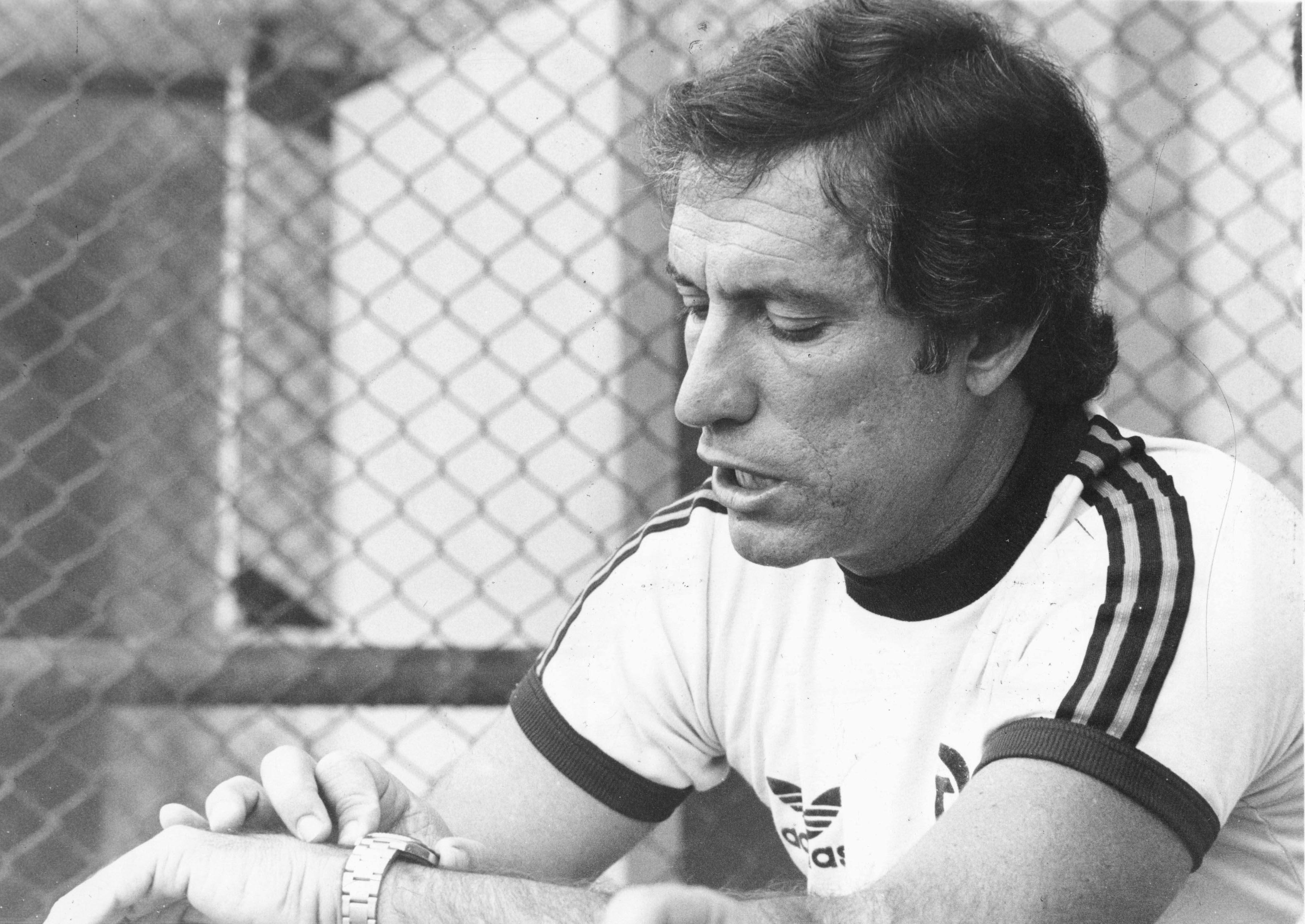 Em 1980, Cláudio Coutinho levou o Flamengo ao título do Campeonato Brasileiro, maior conquista do clube no futebol até então. Na imagem, o técnico durante treinamento da equipe na Gávea