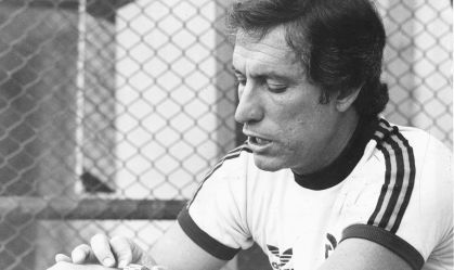 Em 1980, Cláudio Coutinho levou o Flamengo ao título do Campeonato Brasileiro, maior conquista do clube no futebol até então. Na imagem, o técnico durante treinamento da equipe na Gávea