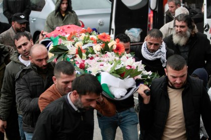 Palestinos carregam caixão com o corpo de Israa Al-Khazmieh, morto em tiroteio em Jerusalém