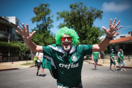 Torcedor do Palmeiras nas ruas próximas ao estádio Centenário, em Montevidéu