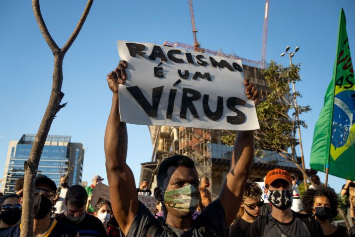 Manifestante levanta cartaz com os dizeres "racismo é um vírus" em protesto em São Paulo em junho de 2020 / Felipe Beltrame/NurPhoto via Getty Images