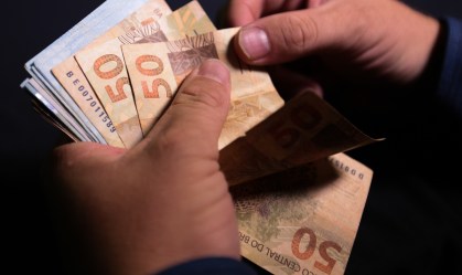 Governo discute prorrogar aumento do IOF para financiar desoneração da folha