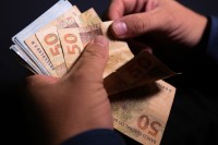 Trabalhadores vinculam mais de 35% da renda com consignado CLT, diz estudo