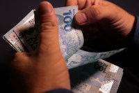 Prazo para 1ª parcela do 13º salário será no mesmo dia da Black Friday