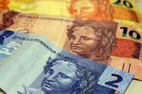 Com feriado nos EUA e agenda interna vazia, taxas de juros têm leve alta