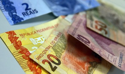 Juros do cheque especial recuam para 128% ao ano em outubro; rotativo vai a 344%