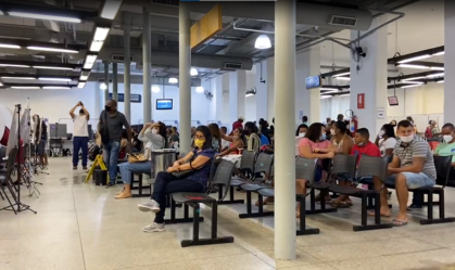 Moradores do Rio formam filas em busca de informações sobre o Auxílio Brasil