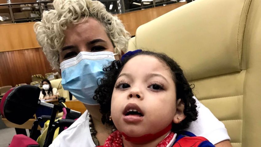 A pequena Hickelly nasceu em 2016, durante a epidemia de Zika no Brasil / Acervo pessoal