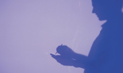 Silhueta de um homem / sombra / corrupção