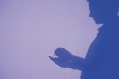 Silhueta de um homem / sombra / corrupção