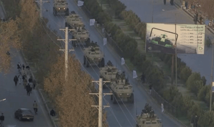 Em demonstração de força, Talibã faz desfile com armas fabricadas nos EUA
