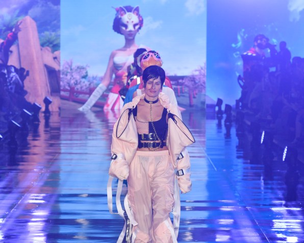 SPFW 2021: Modelos e gamers desfilaram vestindo releituras de skins de personagens do jogo Free Fire / Foto: Ze Takahashi/SPFW