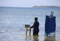 No mar, ministro de Tuvalu envia mensagem à COP26 alertando para riscos climáticos