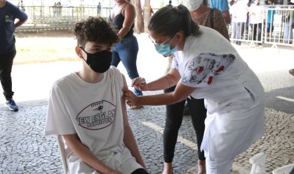 Brasil ultrapassa os EUA em parcela da população totalmente vacinada contra a Covid