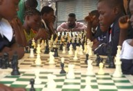 Instrutores de xadrez treinam estrelas promissoras em projetos sociais na África