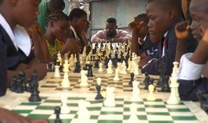 Instrutor Tunde Onakoya no programa "Xadrez nas Favelas", em Lagos, Nigéria