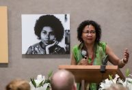 Escritora Bell Hooks morre aos 69 anos nos Estados Unidos