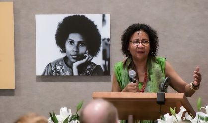 Escritora Bell Hooks morre aos 69 anos nos Estados Unidos
